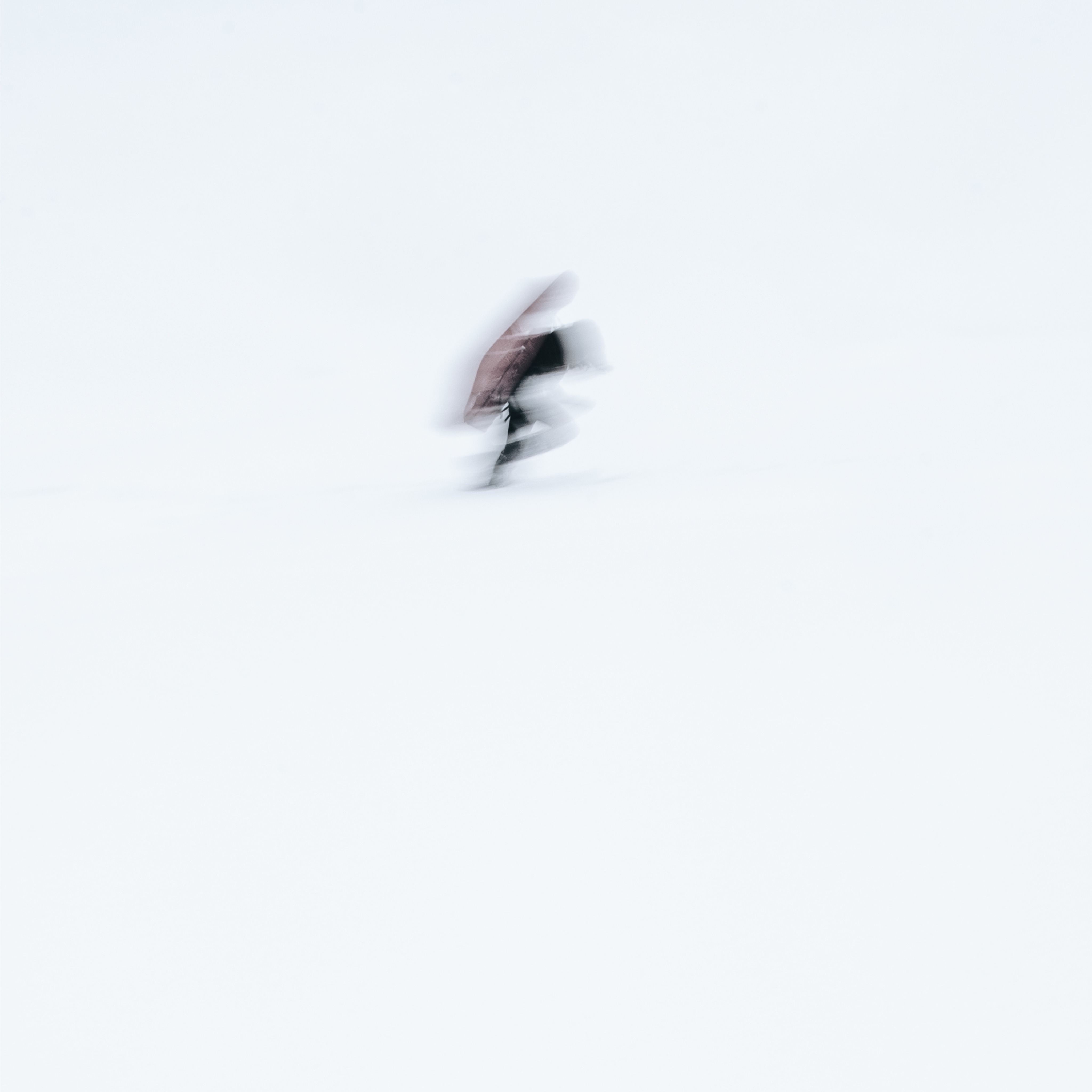 « Dérives » est sorti il y a tout juste un mois, et continue de voyager à traver...